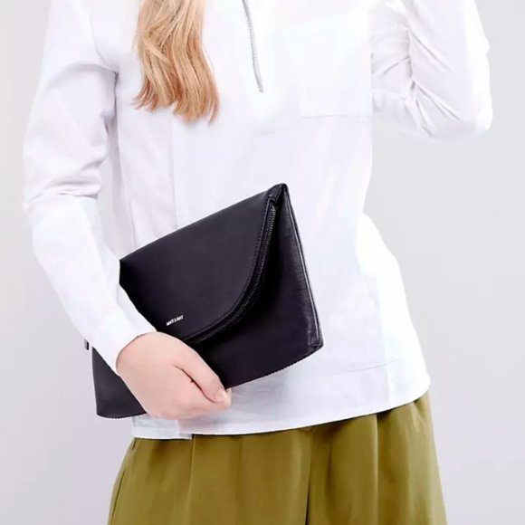 NWOT Matt & Nat Robby Large Clutch Bag in Black Vegan Leather with Teal Interior - Picture 1 of 9